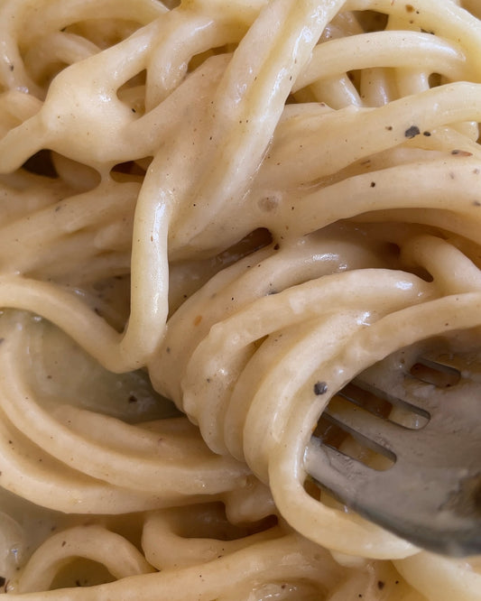 Cacio e pepe with ingredients